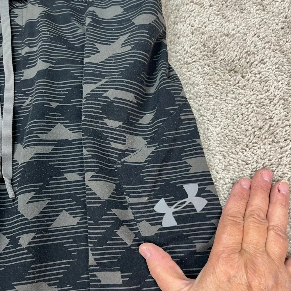 Under Armour Shorts Mens 34 Black Gray Geometric Camo Zipper Pocket HeatGear